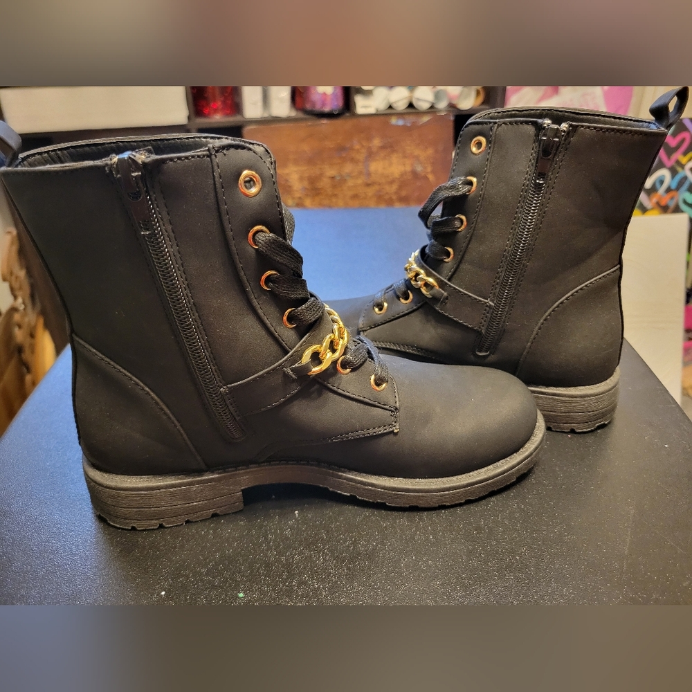 Boots - Picture 3 of 8